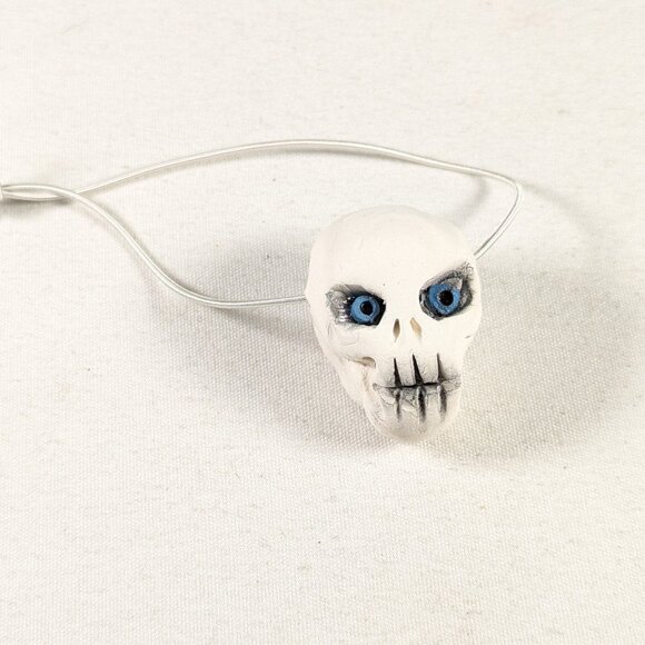 Small miniature handmade ceramic skull ornament, art pottery Halloween decor - Picture 9 of 10